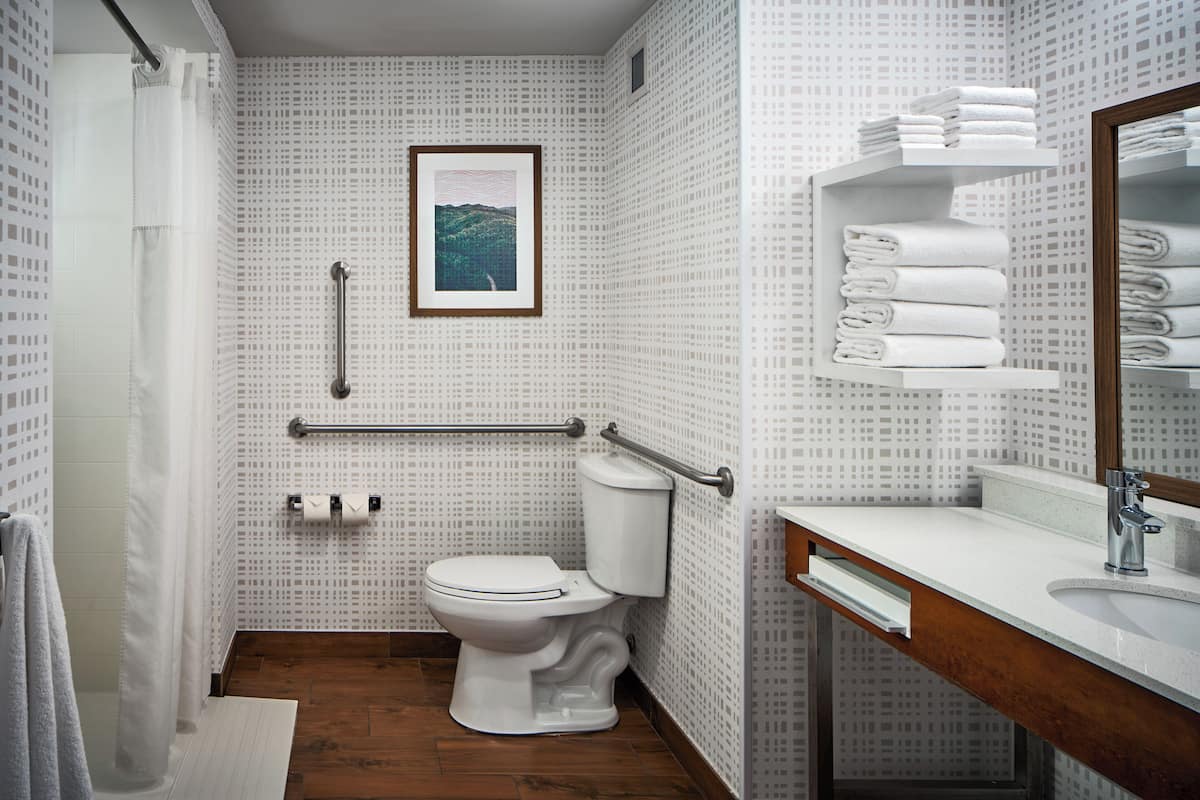Amenidades de baño gratuitas, secadora de cabello, toallas