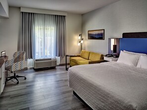 Escritorio, espacio para trabajar con laptop y cortinas blackout 