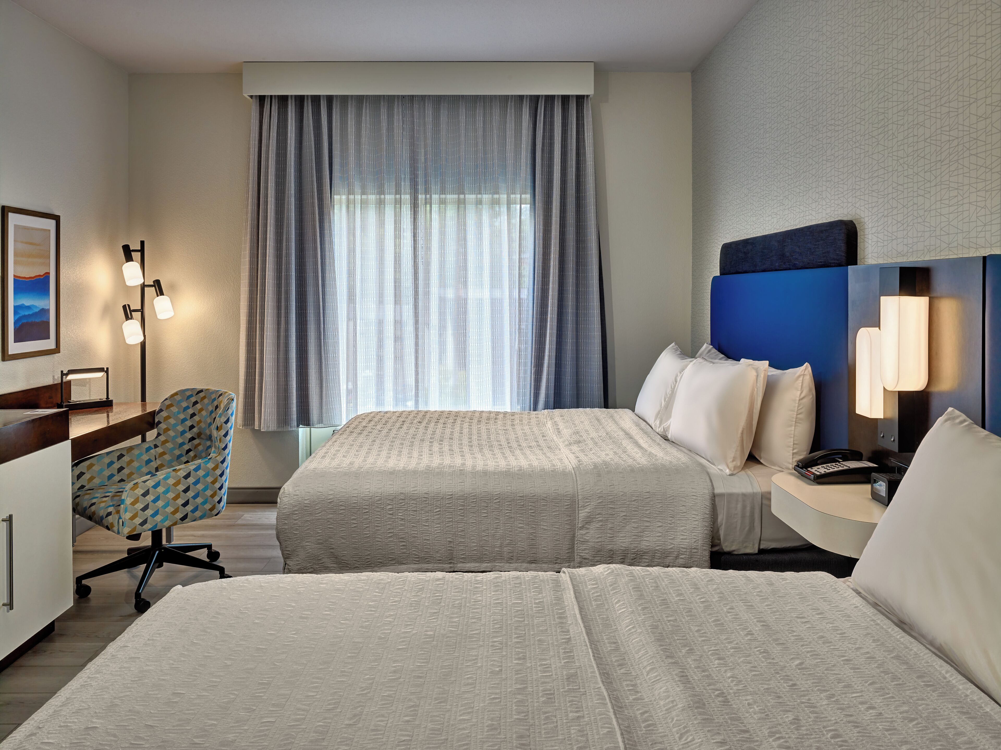 Escritorio, espacio para trabajar con laptop y cortinas blackout 