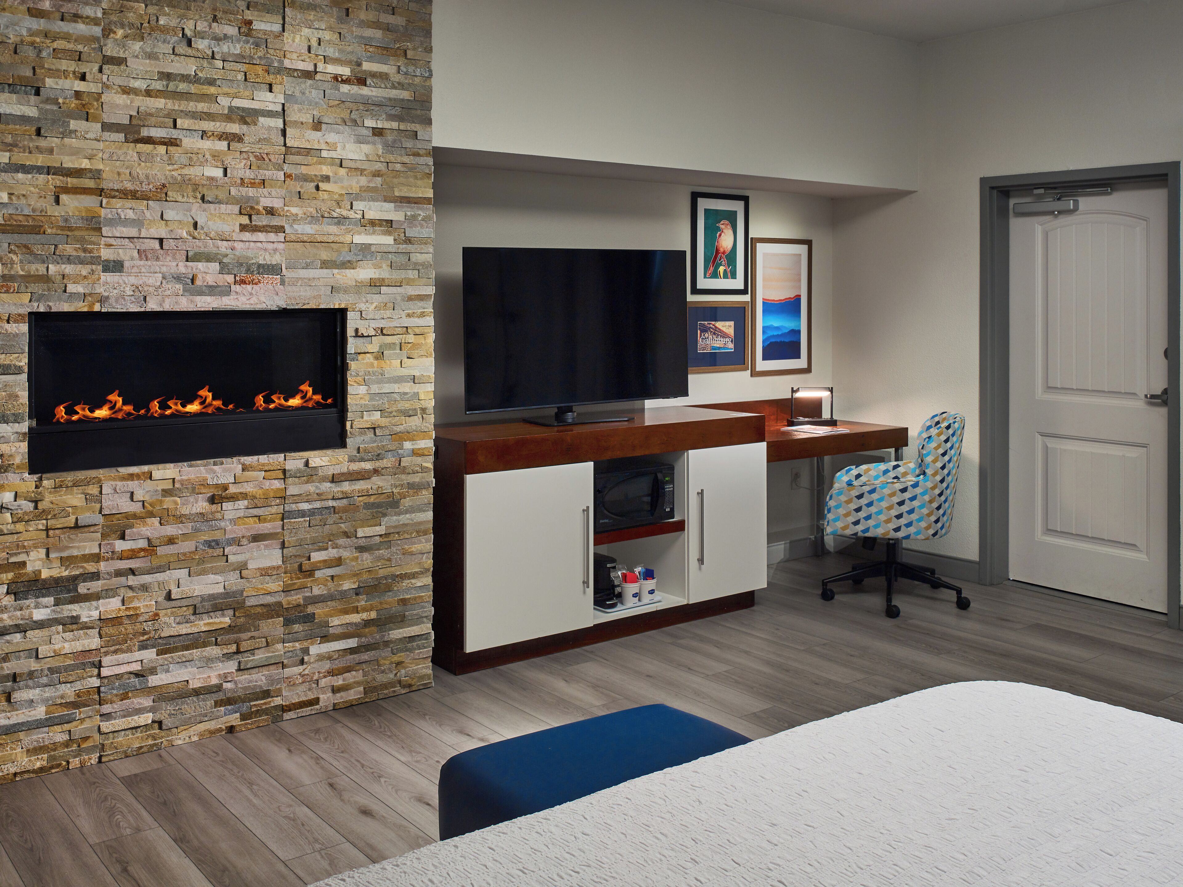 Escritorio, espacio para trabajar con laptop y cortinas blackout 