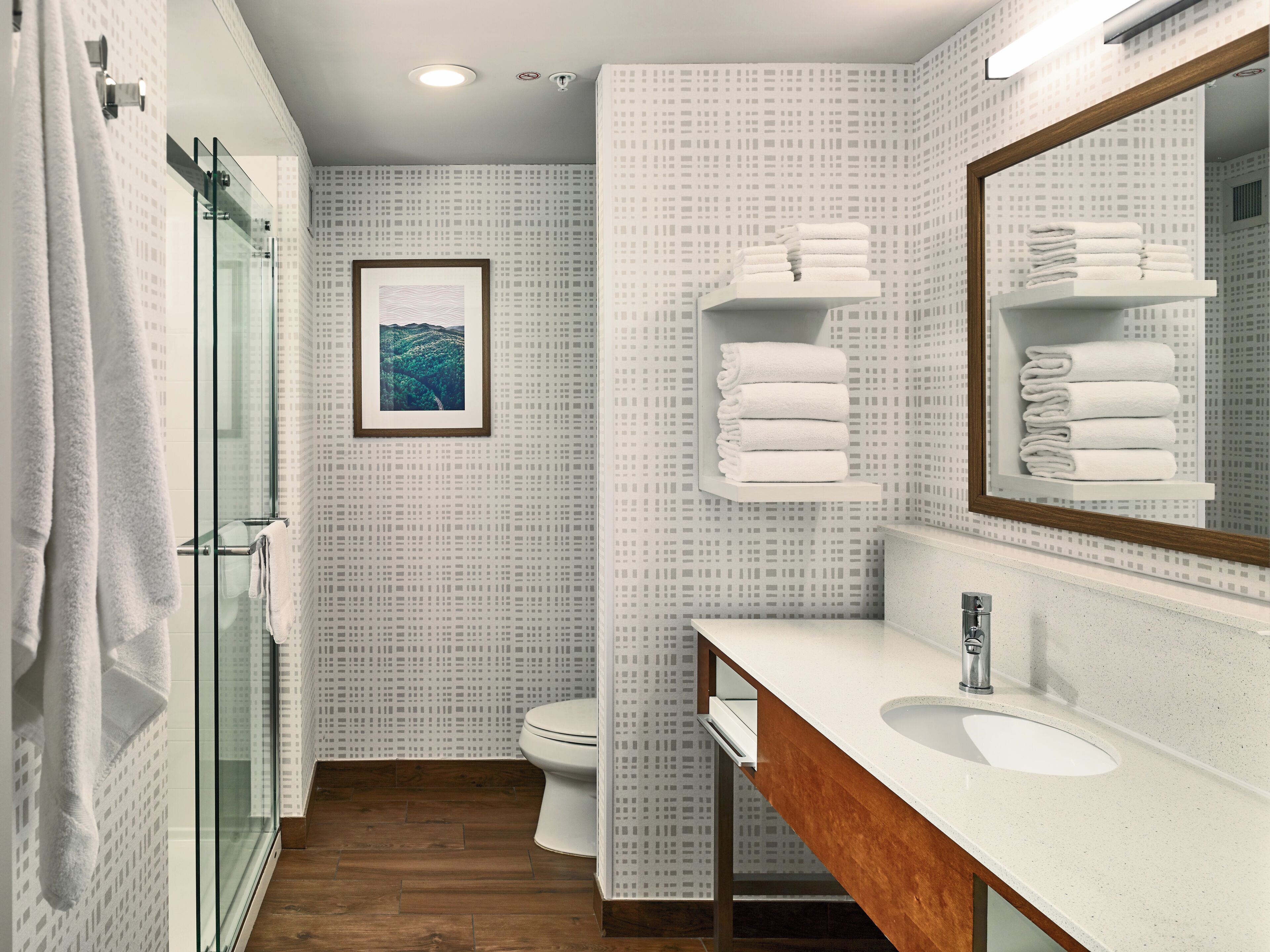 Amenidades de baño gratuitas, secadora de cabello, toallas 