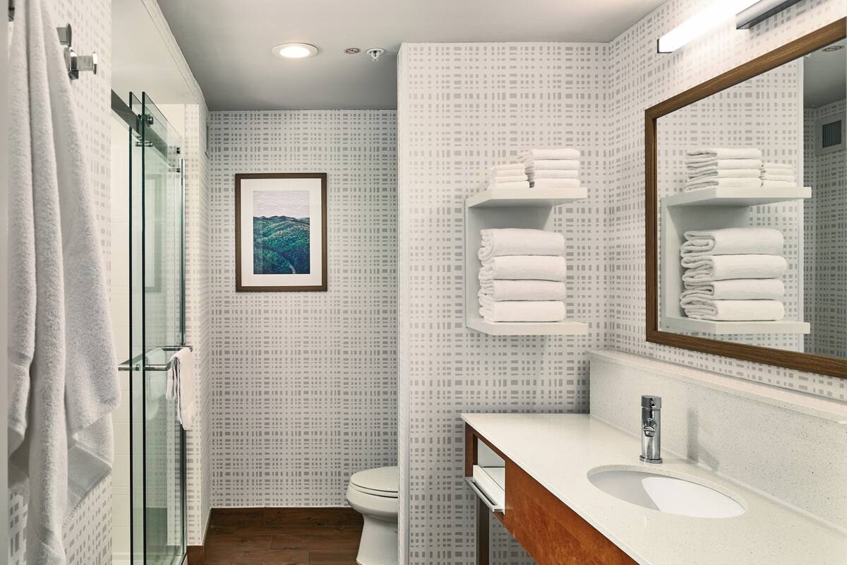 Amenidades de baño gratuitas, secadora de cabello, toallas