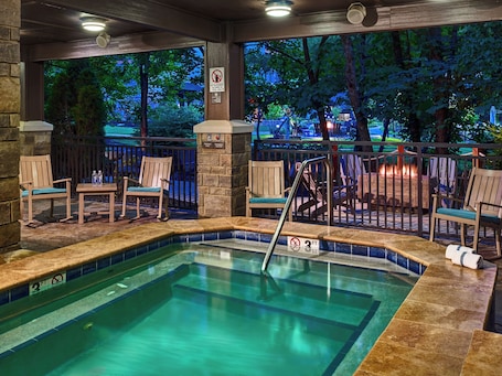 Outdoor spa tub. Hampton Inn Gatlinburg Historic Nature Trail