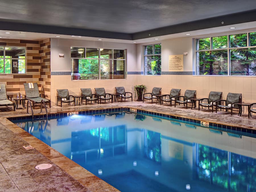 Indoor pool, sun loungers
