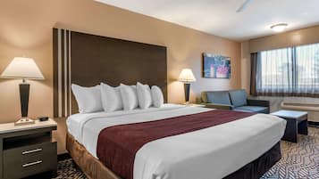 Escritorio, espacio para trabajar con laptop y cortinas blackout