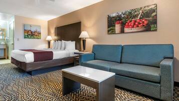 Skrivbord, arbetsyta för laptop och mörkläggningsgardiner