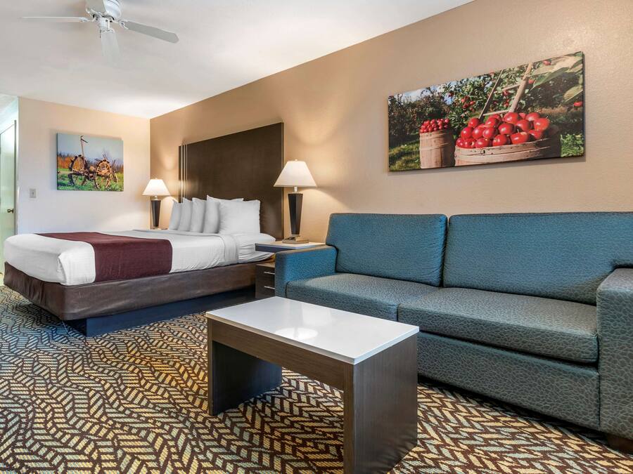 Työpöytä, kannettavalle tietokoneelle sopiva työtila, pimennysverhot