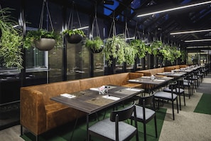 Déjeuner et dîner servis sur place, restauration en plein air 