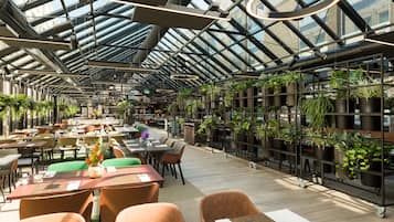 Lunch and dinner served, al fresco dining