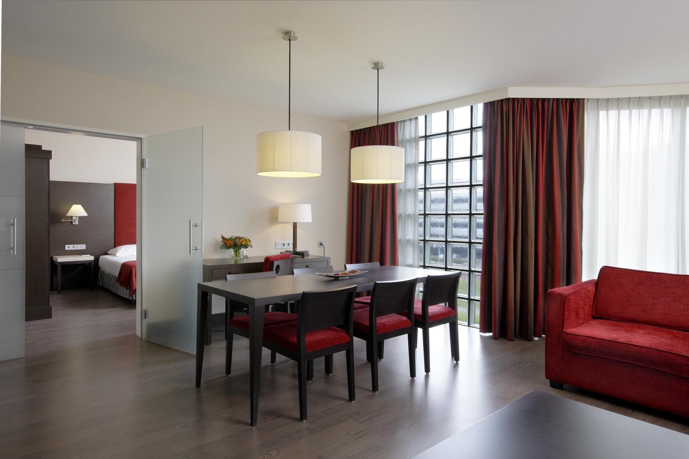 Luxe beddengoed, een kluis op de kamer, een bureau, geluiddichte muren