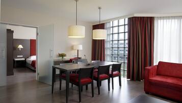 Luxe beddengoed, een kluis op de kamer, een bureau, geluiddichte muren