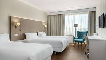 Luxe beddengoed, een kluis op de kamer, een bureau, geluiddichte muren