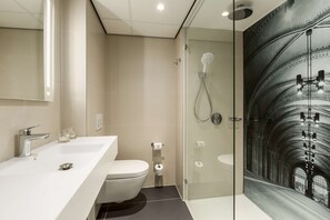 Superior Room | Bathroom | Eco-friendly toiletries, towels