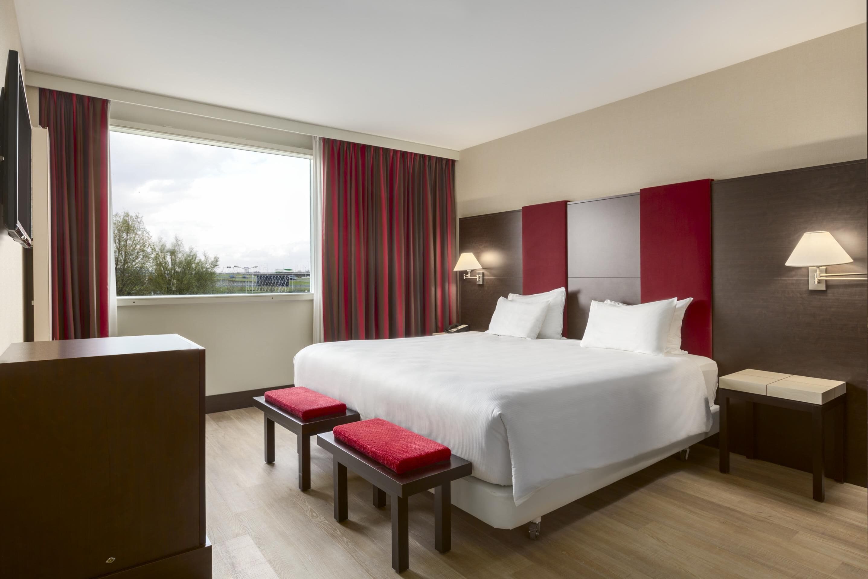 Standaard driepersoonskamer | Luxe beddengoed, een minibar, een kluis op de kamer, een bureau