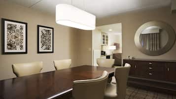 Executive Room, 1 King Bed, Non Smoking | Living area