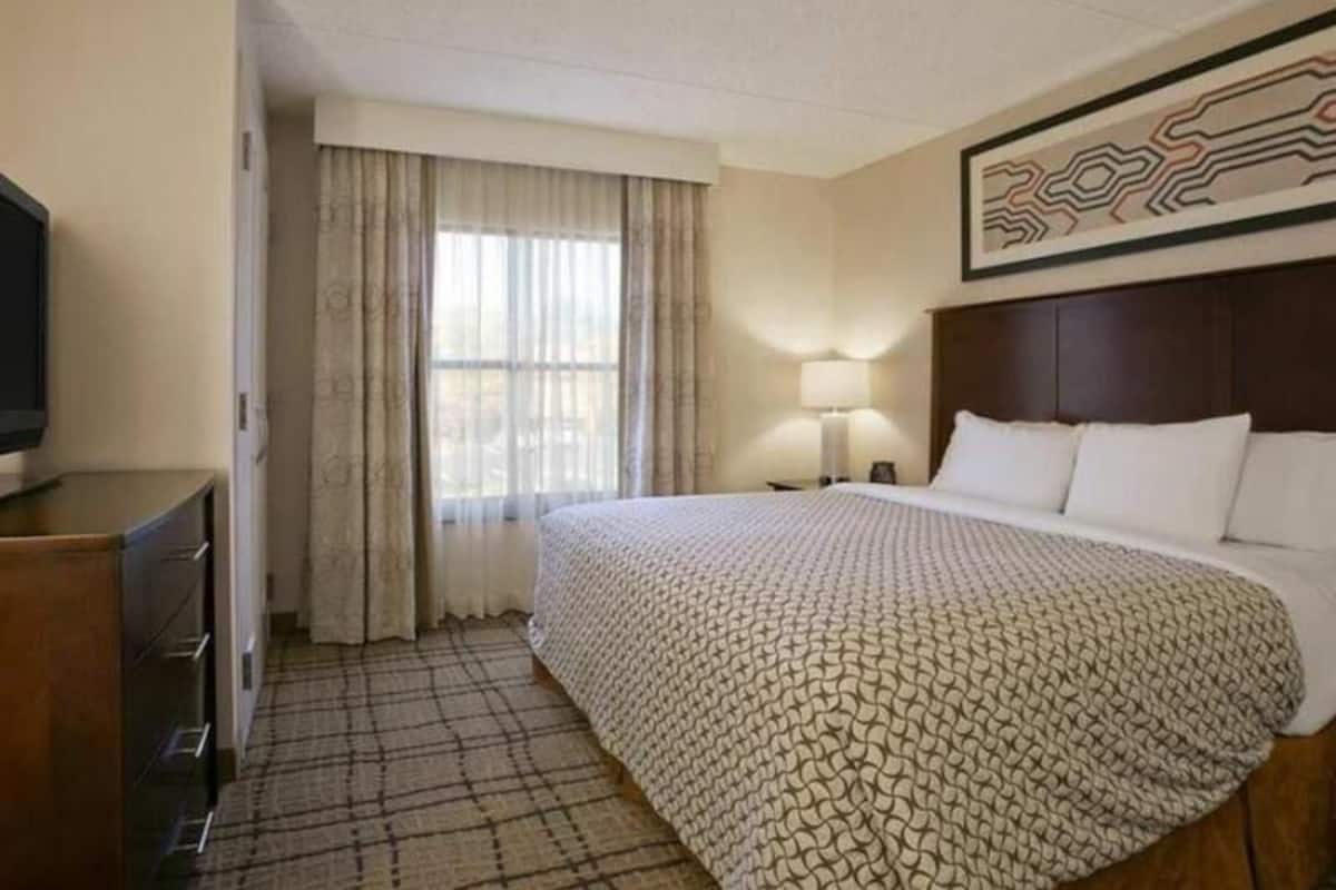 1 bedroom, in-room safe, desk, iron/ironing board