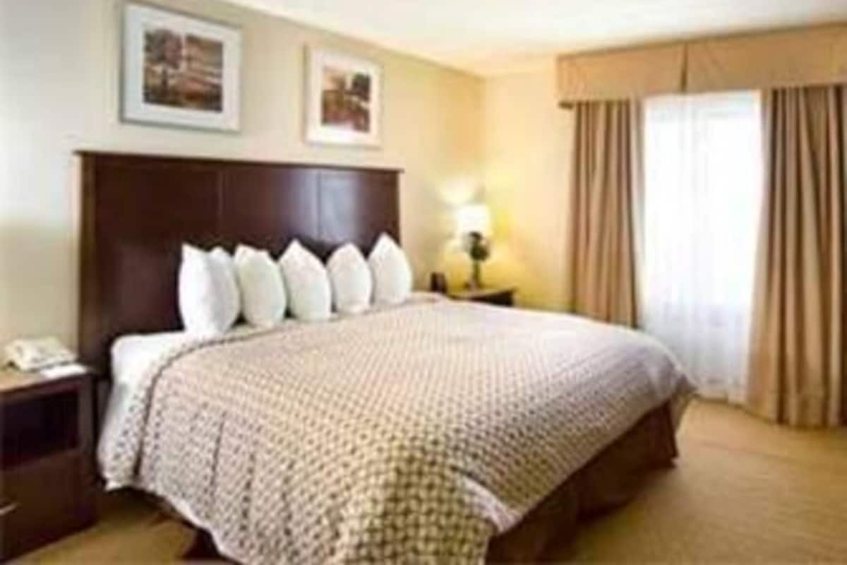 1 bedroom, in-room safe, desk, iron/ironing board