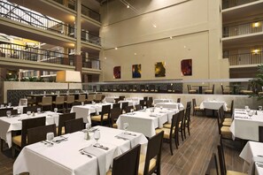 Dinner served, American cuisine - Embassy Suites by Hilton Cleveland Beachwood (Beachwood)
