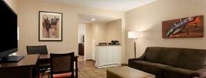 Suite Premium, 1 cama de matrimonio grande, no fumadores | Caja fuerte, escritorio, tabla de planchar con plancha y cunas gratuitas