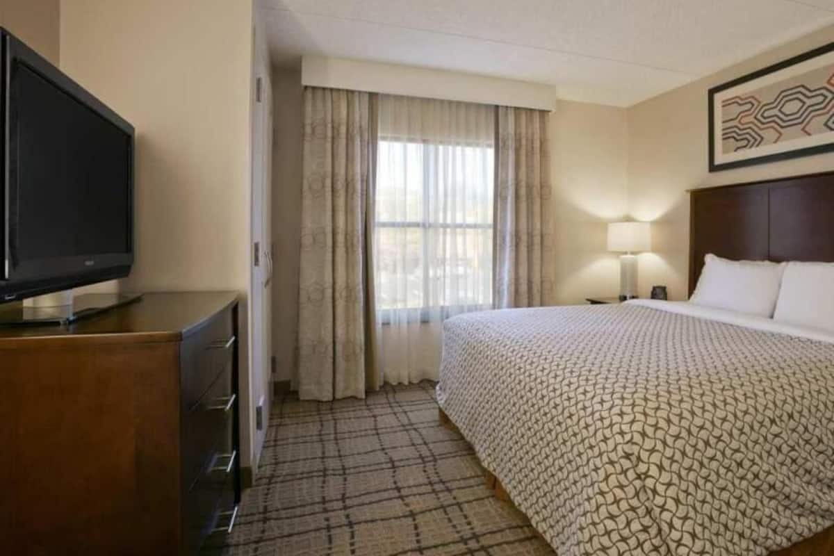 1 bedroom, in-room safe, desk, iron/ironing board