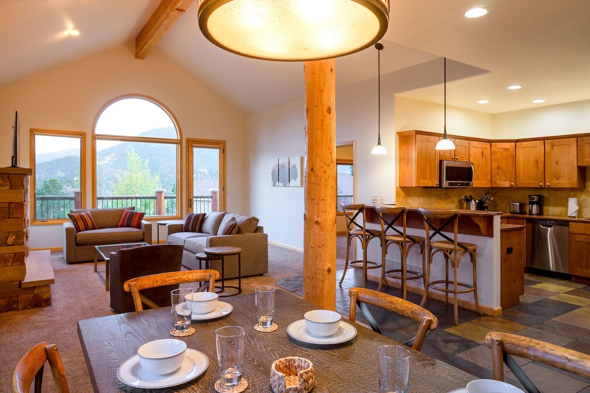 3 Bedroom Residence 412 | In-room dining