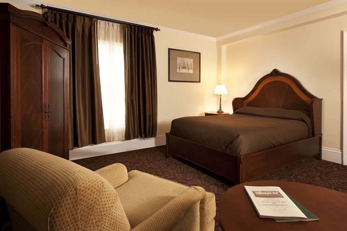 2 bedrooms, in-room safe, iron/ironing board, free WiFi