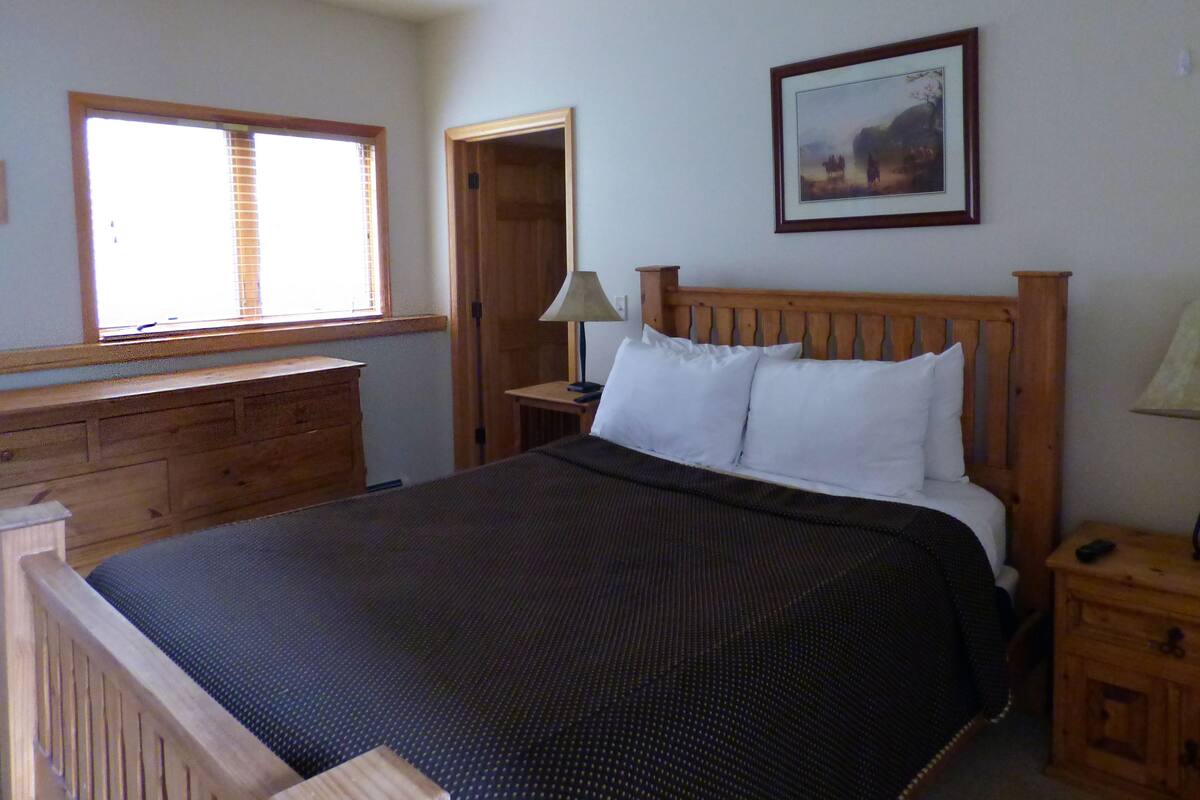 2 Bedroom Residence 305 | 2 bedrooms, in-room safe, iron/ironing board, free WiFi