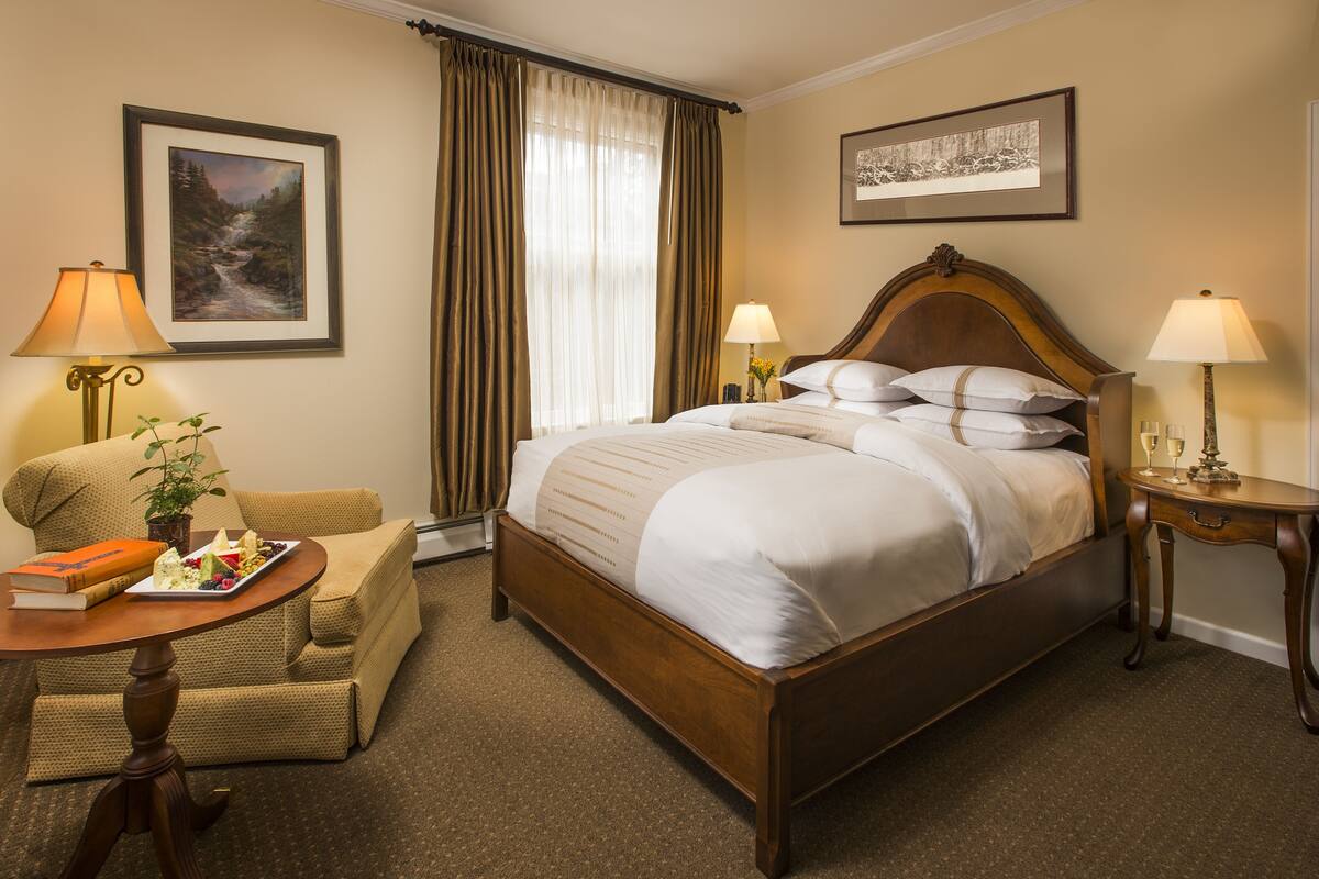 Lodge Queen | 2 bedrooms, in-room safe, iron/ironing board, free WiFi