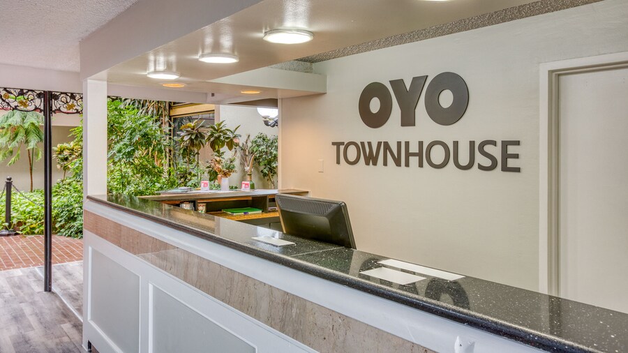 OYO Townhouse Tulsa Woodland Hills