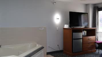 Smoking Jacuzzi King Suites | Private spa tub