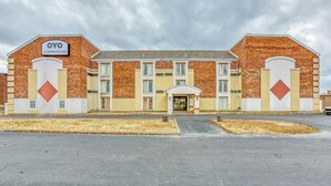 Un edificio de dos pisos con un letrero que dice 'OYO WINHOUSE'.
