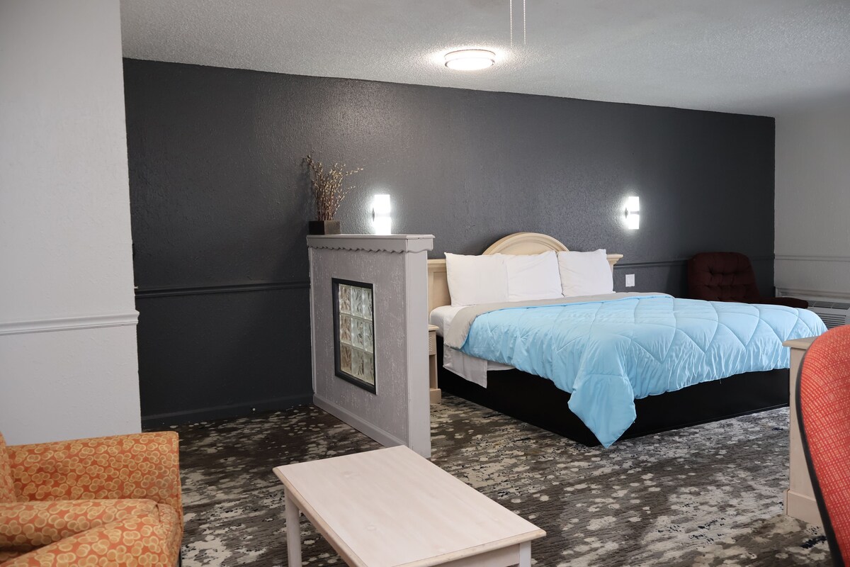 Suite, 1 letto king | Una scrivania, Wi-Fi gratuito, lenzuola