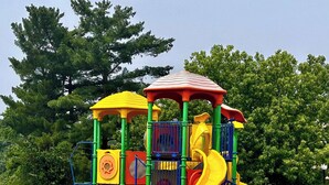 Un parque infantil con toboganes y estructuras para escalar.