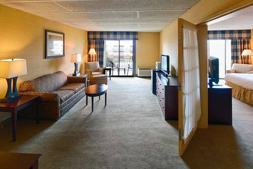 Premium bedding, in-room safe, desk, blackout drapes