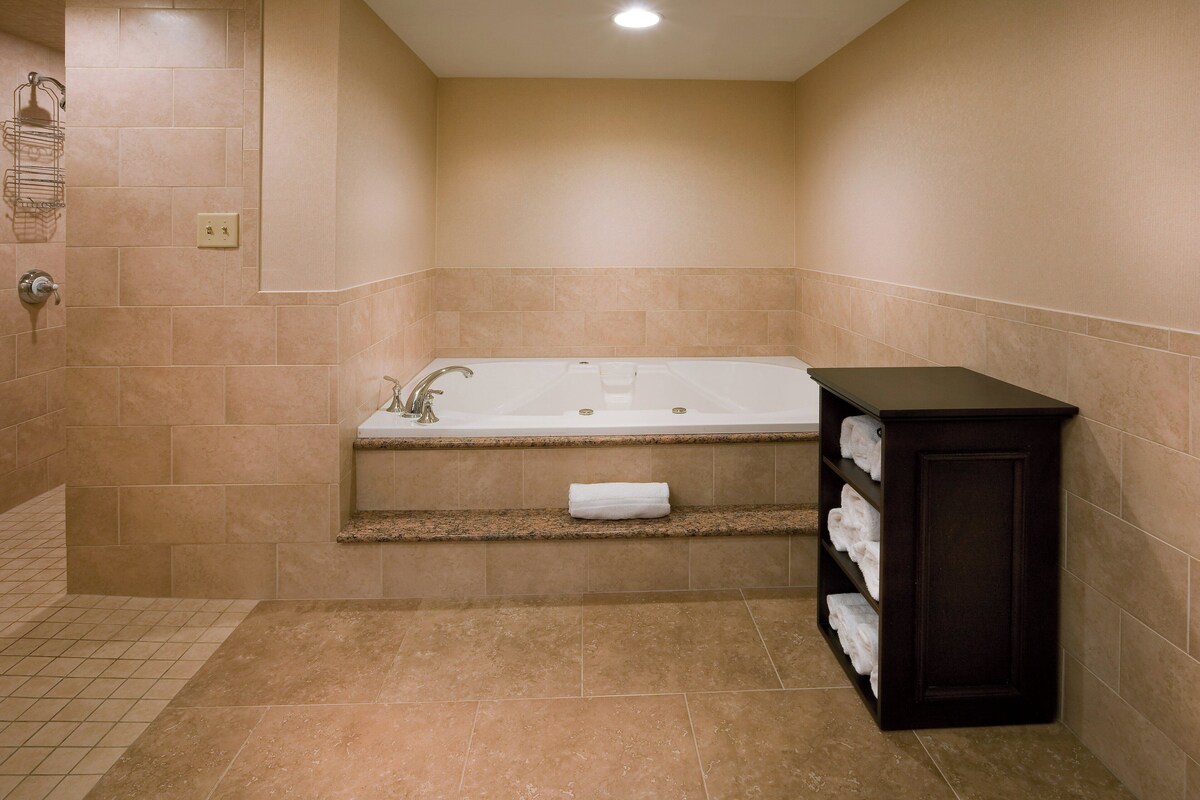 Suite, 1 King Bed (Top Floor Conference Floor)