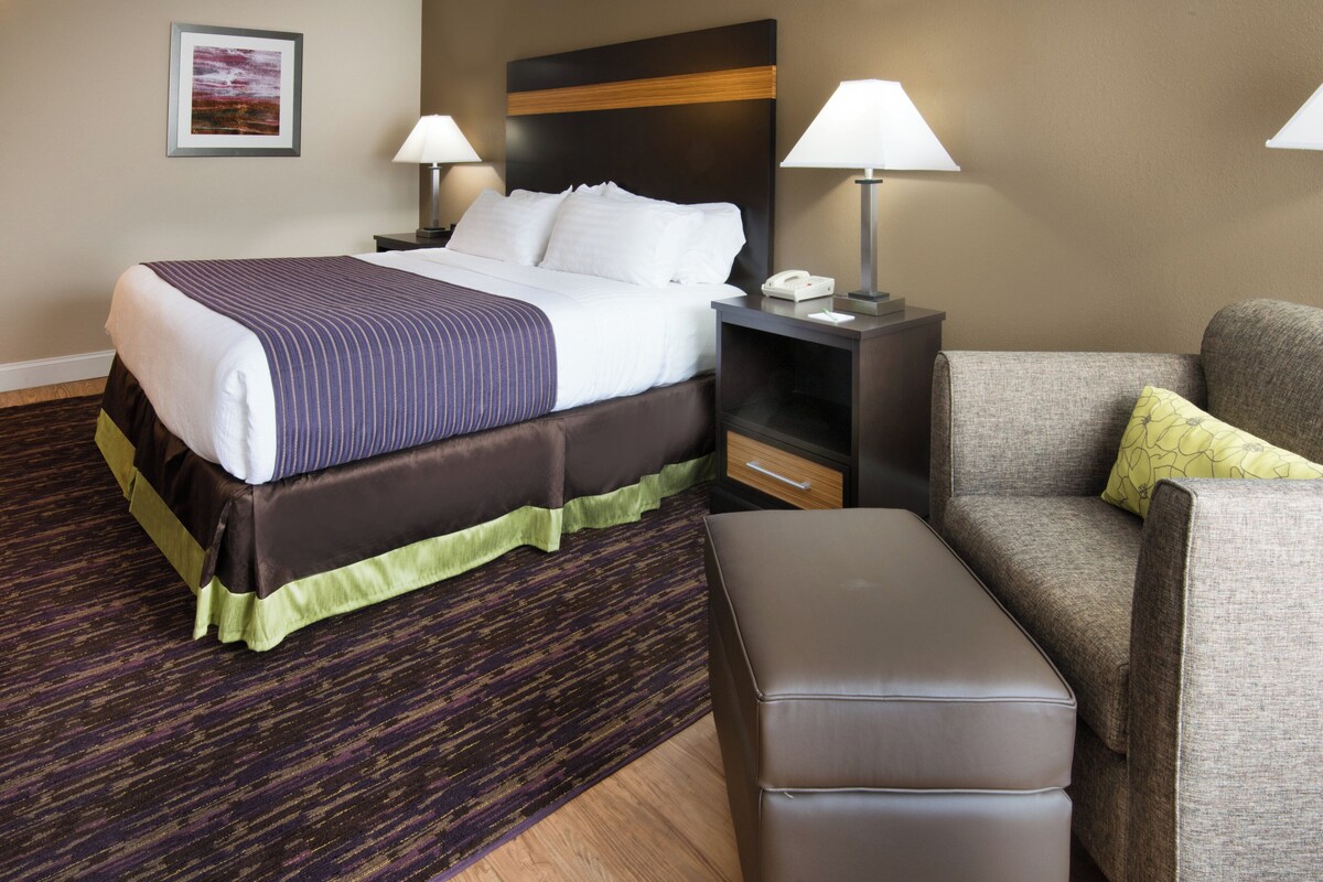 Hypo-allergenic bedding available, pillowtop beds, desk, blackout drapes