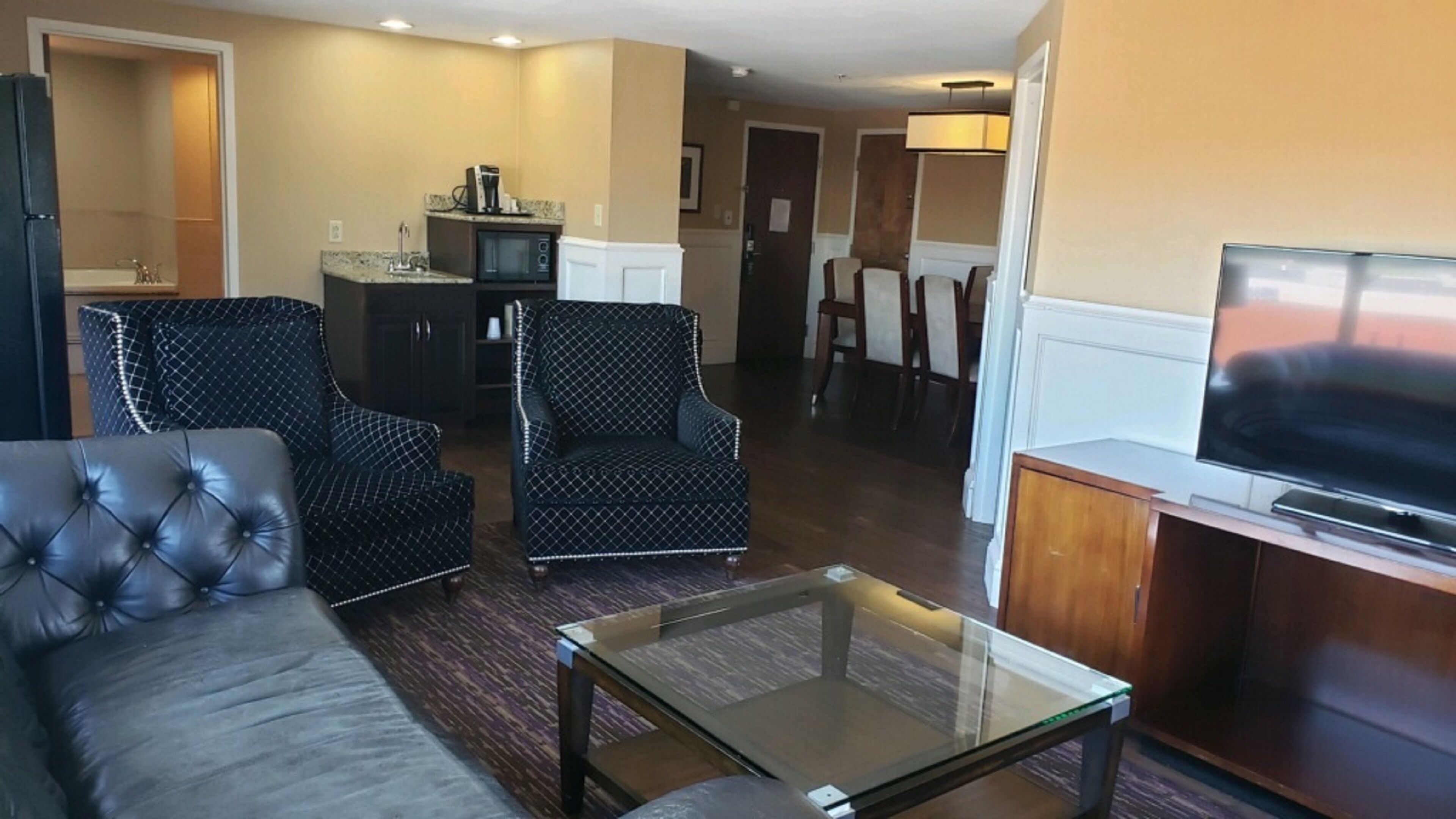 suite, 1 king bed (top floor conference floor) | hypo-allergenic bedding, pillow-top beds, desk, blackout curtains