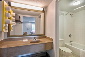 Combined shower/tub, towels