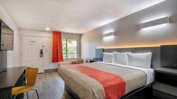 Escritorio, wifi gratis, ropa de cama y despertador