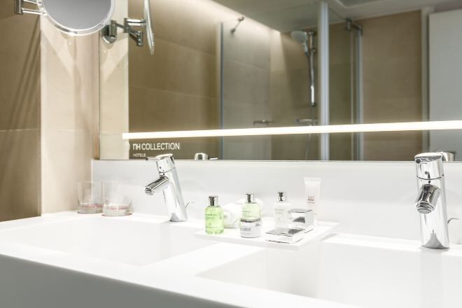 Bathroom | Combined shower/tub, eco-friendly toiletries, hair dryer, towels