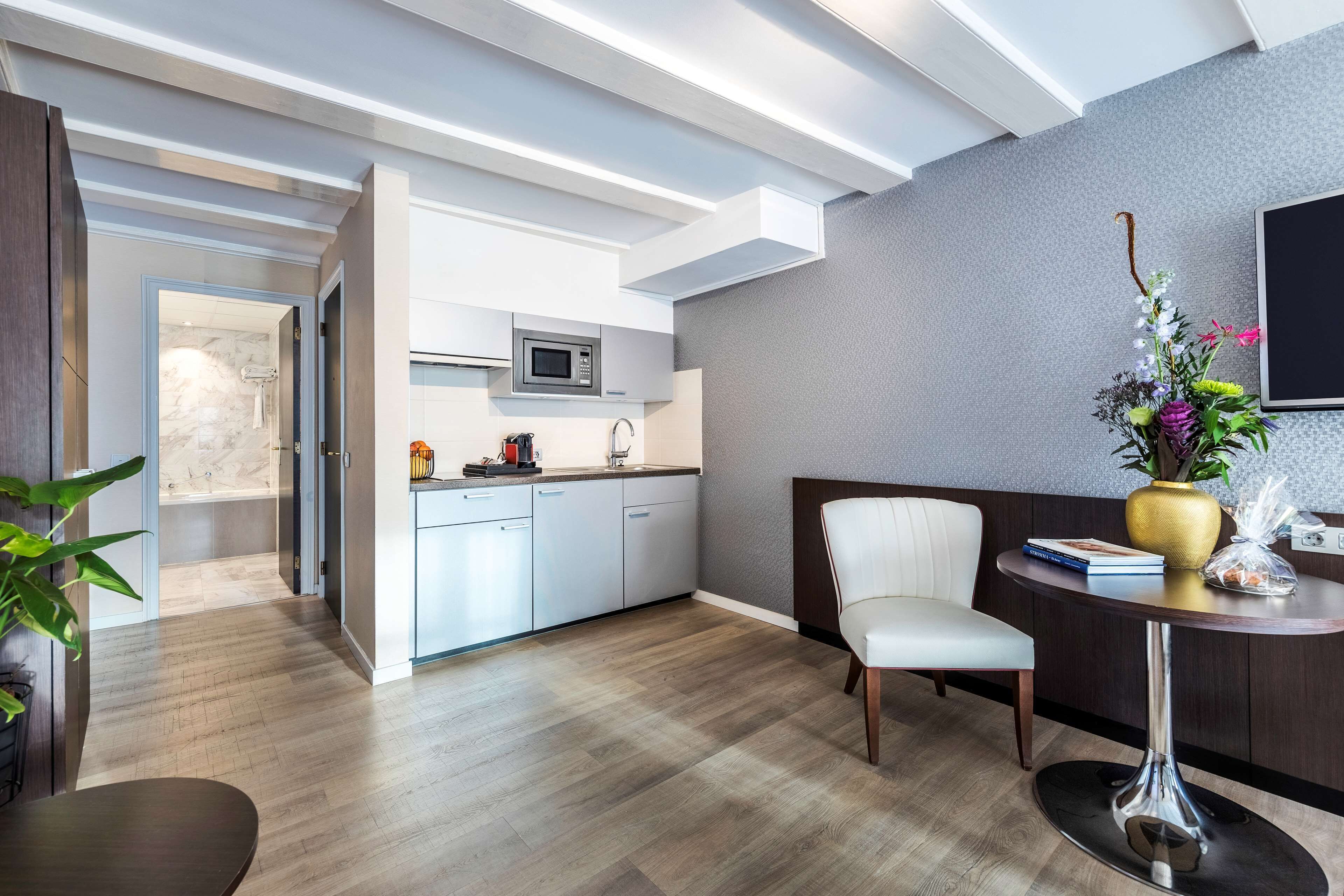 1 bedroom, premium bedding, down duvets, minibar