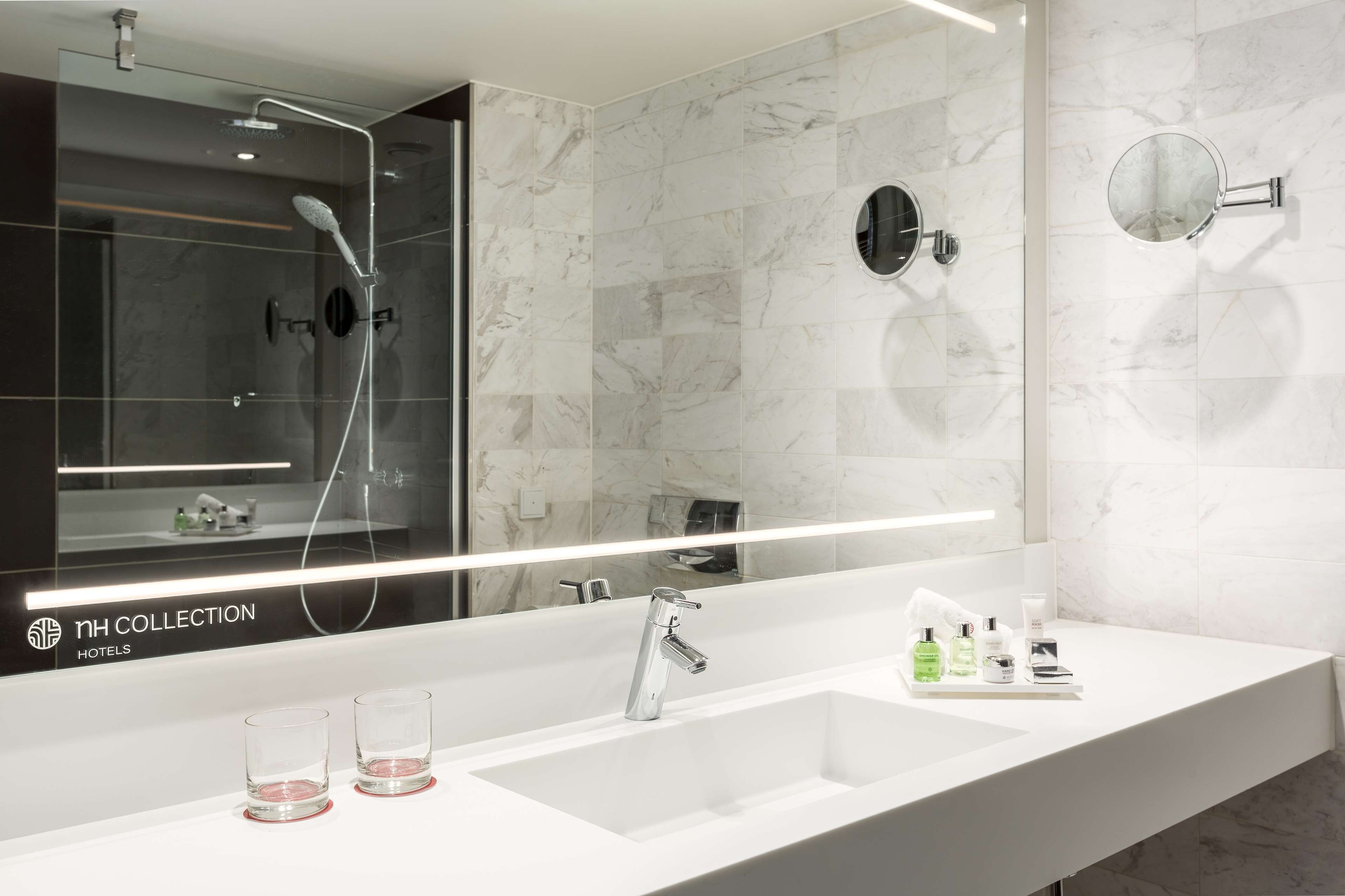 combined shower/bathtub, eco-friendly toiletries, hair dryer, towels