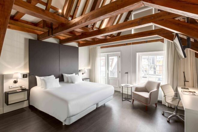 Premium bedding, down comforters, minibar, in-room safe
