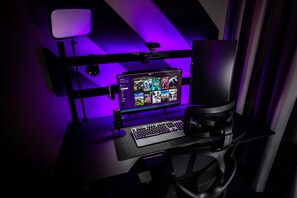 Huone (Gaming) | Allergiatestatut vuodevaatteet, työpöytä, pimennysverhot