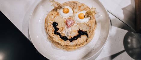 Ein Teller Pfannkuchen mit dekorativen Belägen.