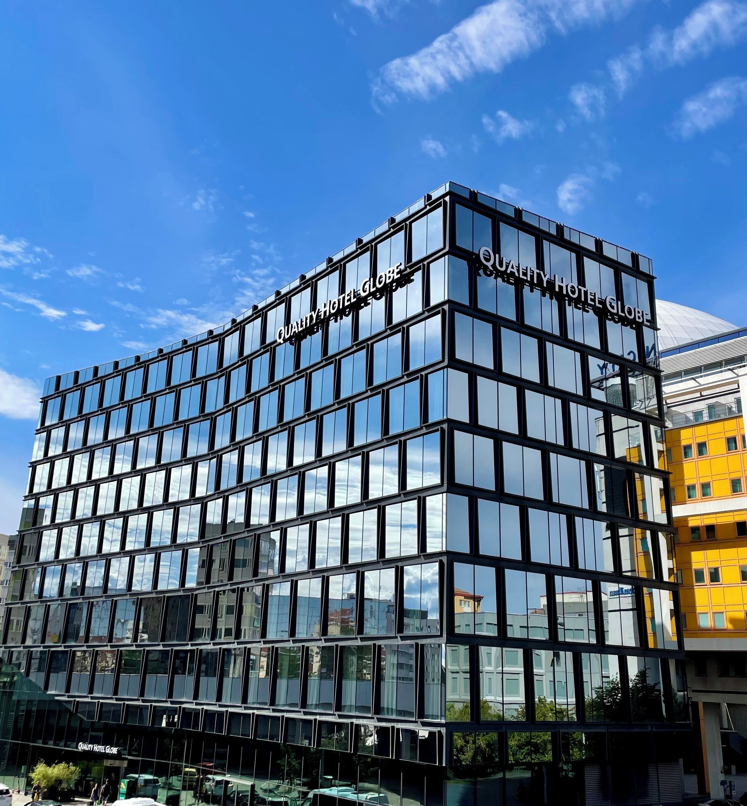 Vista frontal de la propiedad