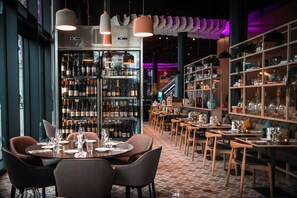 2 restaurantes; se sirve desayuno y cena; cocina local e internacional