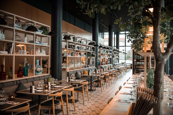 2 间餐厅，供应早餐和晚餐，本地与国际菜
