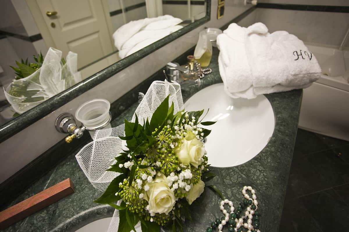 standard single room | bathroom | combined shower/bathtub, jetted bath, designer toiletries, hair dryer