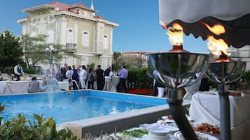 Piscina coperta, piscina stagionale all'aperto, ombrelloni da piscina